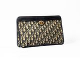un sac à main noir et doré orné d'un motif monogramme