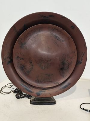 une assiette marron posée sur une table, à côté d'un ordinateur portable