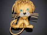 une photo d'une broche en forme de lion, en or et diamants
