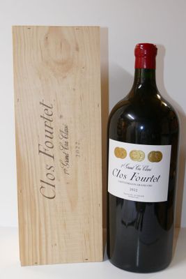 une bouteille de vin rouge à côté d'une caisse en bois