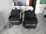 deux chaises qui se trouvent dans une pièce