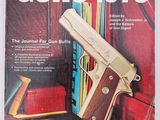 la couverture d'un magazine sur laquelle on voit un pistolet posé sur une table