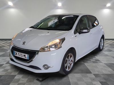 la photo d'une voiture blanche garée dans un garage