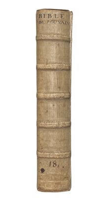 un vieux livre posé sur une surface blanche