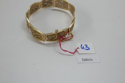 Gros plan sur un bracelet en or portant une étiquette