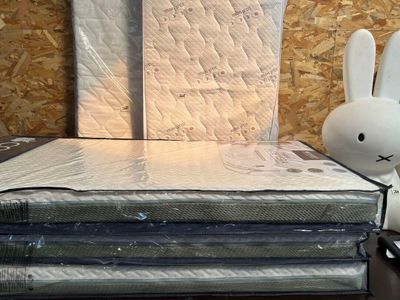 plusieurs matelas empilés les uns sur les autres sur une table