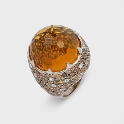 une bague ovale sertie d'une citrine et de diamants, signée Van Cleef