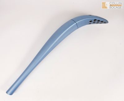 une image représentant une brosse à dents bleue posée sur une surface blanche