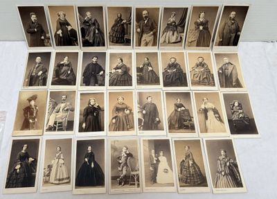 une vieille photo en noir et blanc représentant un grand groupe de personnes