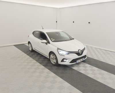 la photo d'une voiture blanche garée dans un garage