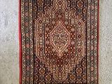 un tapis oriental accroché au mur d'une pièce