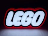 Le logo Lego s'illumine dans l'obscurité d'une lumière rouge.