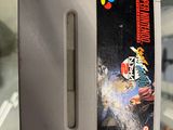 un vieux jeu Nintendo exposé dans une vitrine