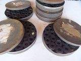 une pile de vieilles bobines de film posées sur une table