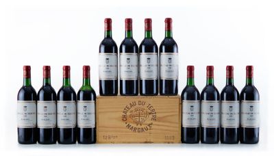 six bouteilles de vin rouge dans une caisse en bois sur fond blanc