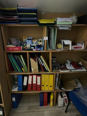 une étagère sur laquelle se trouvent de nombreux dossiers et chemises