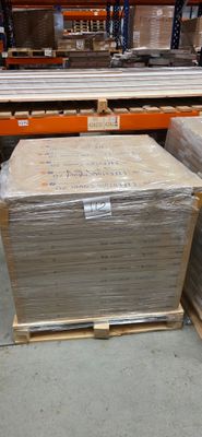 Dans un entrepôt, plusieurs palettes sont empilées les unes sur les autres.