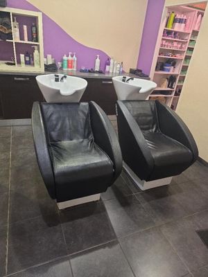 deux chaises noires dans un salon aux murs violets