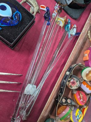 une boîte en bois remplie d'objets assortis sur une table