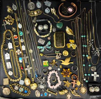 une valise remplie de nombreux types de bijoux différents