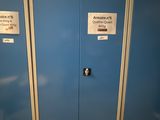 deux cabines bleues munies d'une pancarte dans les toilettes