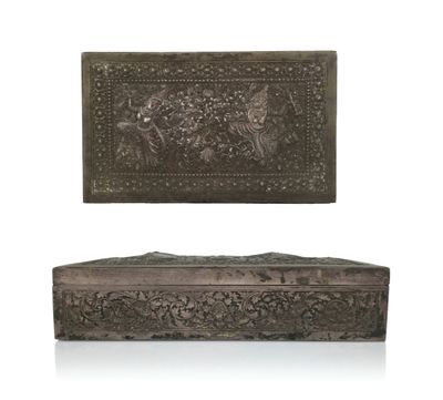 paire de boîtes en métal sculptées, ornées de chevaux et de fleurs