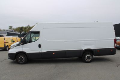 la camionnette blanche est garée dans un parking avec d'autres véhicules