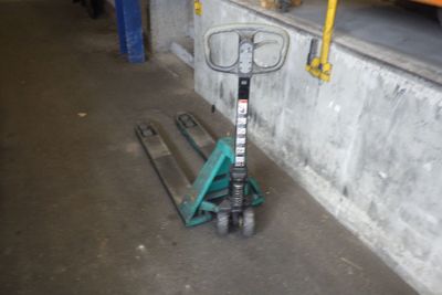 un scooter posé sur le sol à côté d'un mur