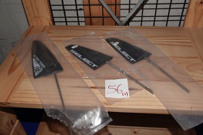 trois couteaux et un aiguiseur de couteaux posés sur une table en bois