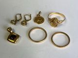 trois bagues en or, une bague et une bague ornée d'un cœur