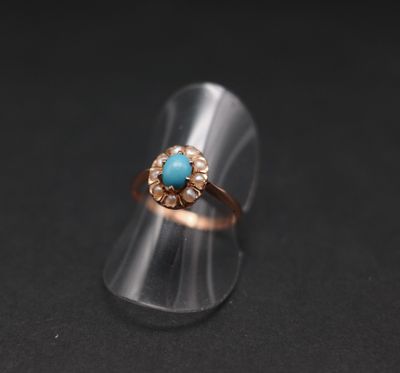 Bague en or jaune 750 centrée d'une turquoise dans un entour…