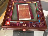 une table en verre sur laquelle est posé un livre