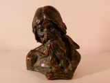 une statue représentant un homme barbu coiffé d'un chapeau
