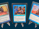 trois cartes sont présentées sur un présentoir avec un fond bleu