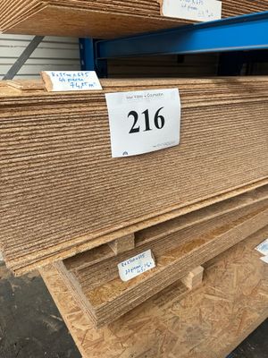 un gros plan sur une pile de panneaux de contreplaqué dans un entrepôt