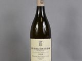 une bouteille de vin posée sur une table à côté d'une bouteille de vin