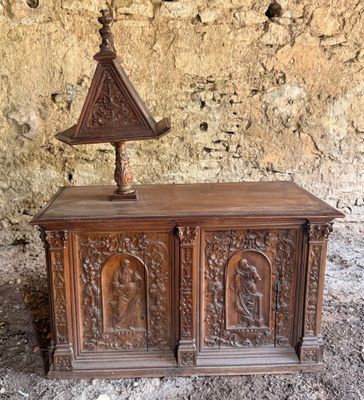 une petite table en bois sur laquelle est posée une lampe