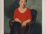 portrait d'une femme en chemise rouge, assise sur une chaise bleue