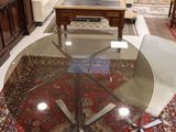 une photo d'un salon avec une table en verre et des chaises