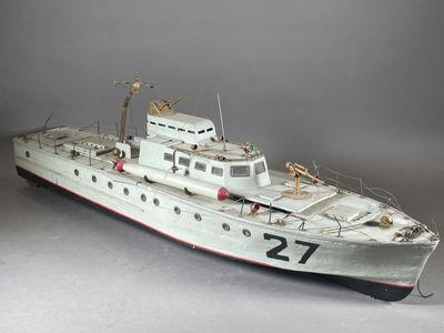 une maquette de bateau exposée sur une table