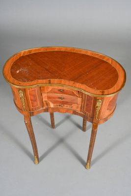 l'image d'une petite table en bois munie d'un tiroir