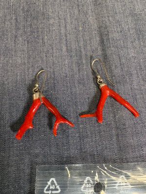 deux paires de boucles d'oreilles rouges et argentées
