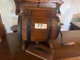 un tonneau en bois portant un numéro, posé sur une table