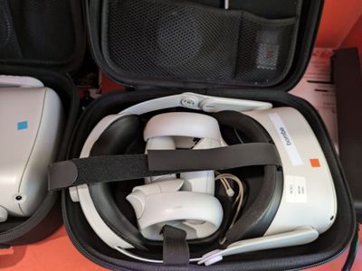 une valise ouverte contenant un casque audio