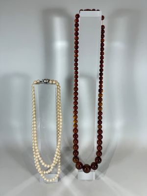 Collier à trois rangs de perles fantaisie, fermoir en métal.