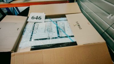 une boîte en carton qui contient beaucoup d'objets