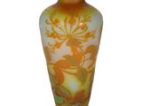 un vase sur lequel figure la photo d'une femme
