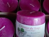 des bougies violettes dans une boîte en carton sur laquelle sont apposées des étiquettes