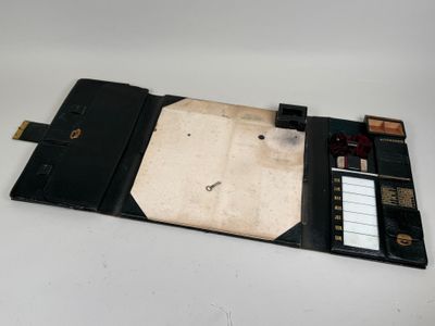 Sous-main de correspondance en cuir noir, monogrammé "B.D.",…