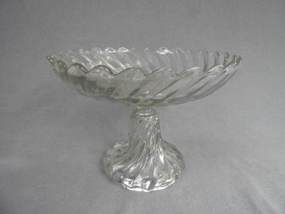 PORTIEUX. Compotier en cristal, à côtes torses.